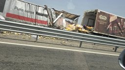 Километрична тапа на АМ "Тракия" след удар между два камиона (снимки)