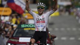 Големият фаворит Погачар показа мускули още с първия досег на Тура до Алпите