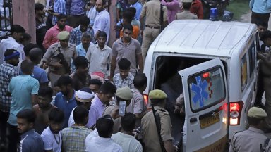 Повече от 100 души загинаха при блъсканица в Индия (снимки)