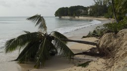 Мощният ураган "Берил" пощади Ямайка, но се е устремил към Каймановите острови (видео)