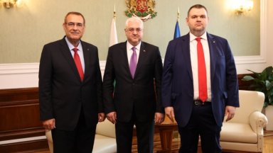 Посланикът на Турция се срещна с Пеевски и Чакъров малко преди гласуването в НС