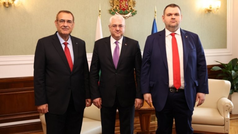 Посланикът на Турция се срещна с Пеевски и Чакъров преди гласуването в НС