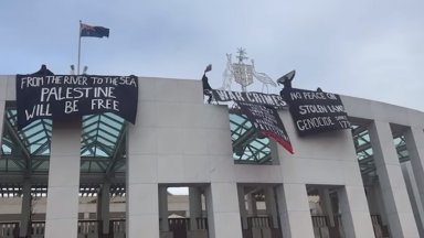 Протестиращи скандират "свобода за Палестина" от покрива на австралийския парламент (видео)