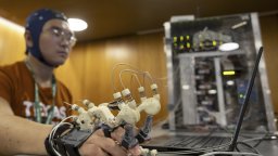 Хуманоиден робот поддържа железопътни линии в Япония