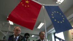 Китай си връща на ЕС: Разследва вноса на бренди, свинско, автомобили с ДВГ, млечни изделия