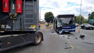 Отнето предимство: ТИР се вряза в градски автобус в Бургас (снимки)