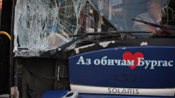Отнето предимство: ТИР се вряза в градски автобус в Бургас (снимки)