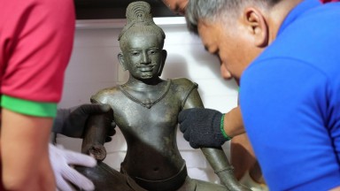Камбоджа празнува връщането на произведения на изкуството, които досега са били в музея "Метрополитън"