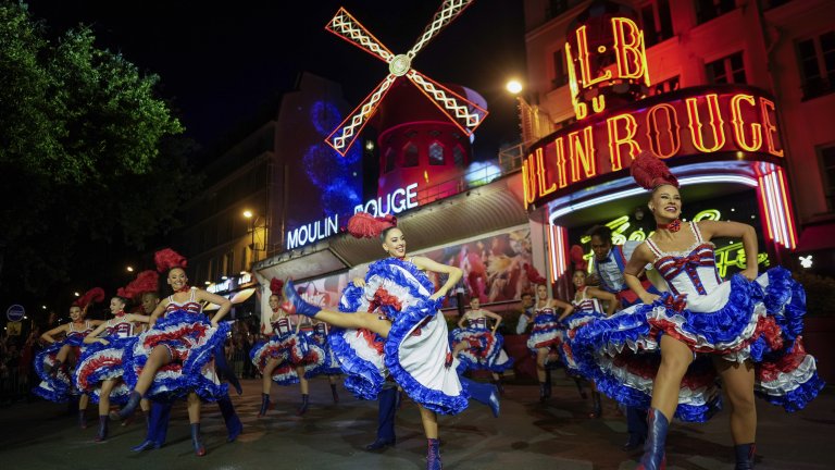 Парижкото кабаре "Мулен Руж" отпразнува официално новите си перки