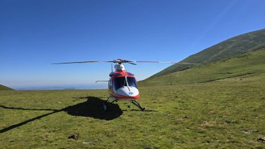 Въздушна линейка транспортира в болница двама пострадали туристи в Рила