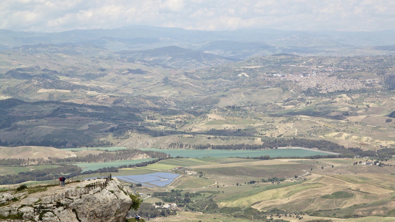 Единственото естествено езеро в Сицилия пресъхва заради сушата (видео)