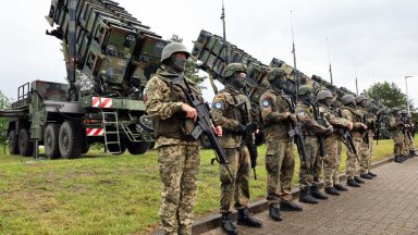 Полският министър председател Доналд Туск и министърът на отбраната Владислав Кошиняк Камиш