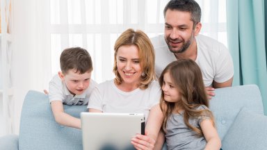Как се става дигитален родител с две поколения деца, които не познават свят без интернет? 