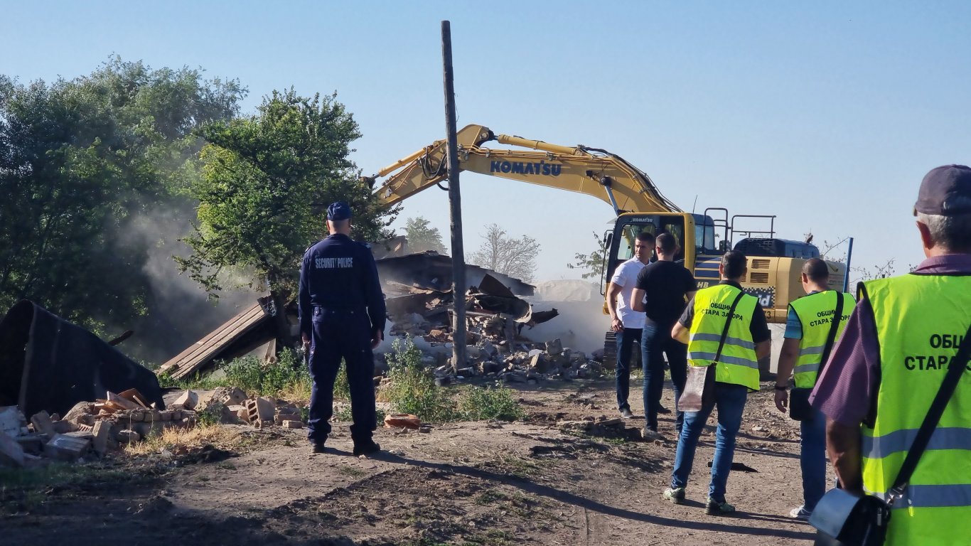 Събарят 36 незаконни постройки върху общинска земя в Стара Загора (снимки)