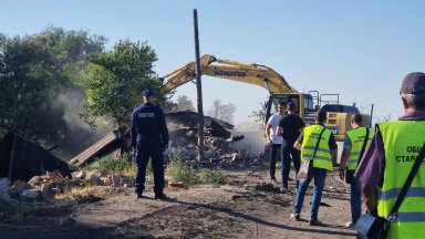 Събарят 36 незаконни постройки върху общинска земя в Стара Загора (снимки)