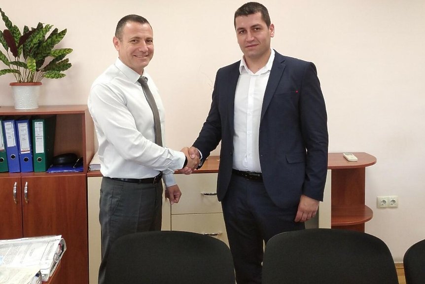 Методи Велков (вдясно) с районния прокурор на Бургас Иван Кирков при встъпването си - през 2020 г.