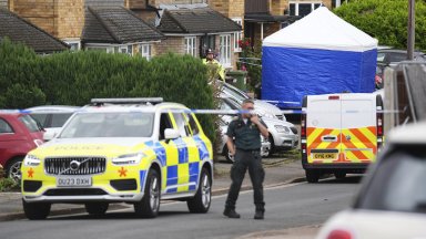 Тройно убийство с арбалет край Лондон, жертвите са дъщерите и съпругата на коментатор в Би Би Си