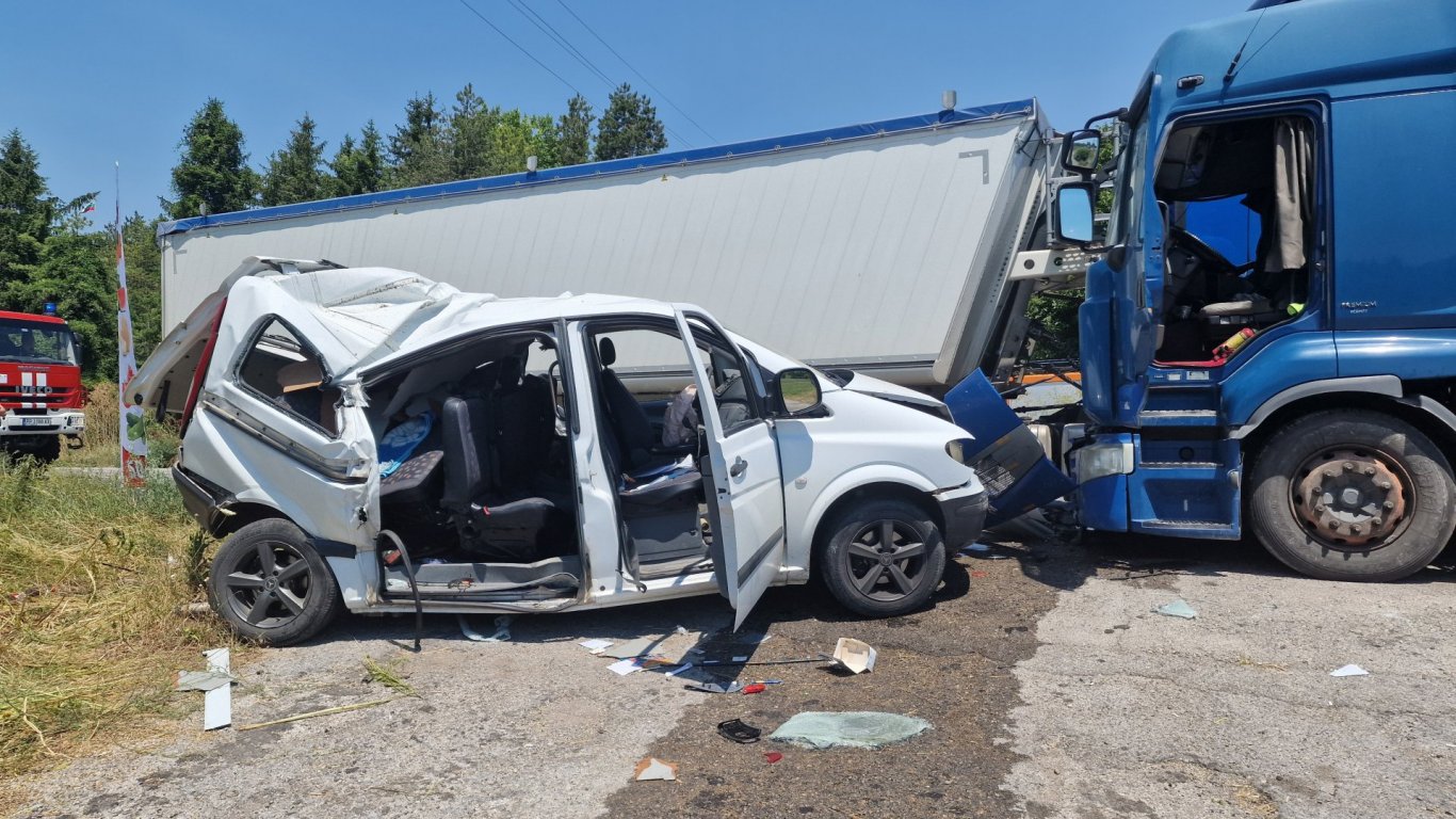 Две катастрофи задръстиха главния път Варна - Разград - Русе, има загинала жена (снимки)