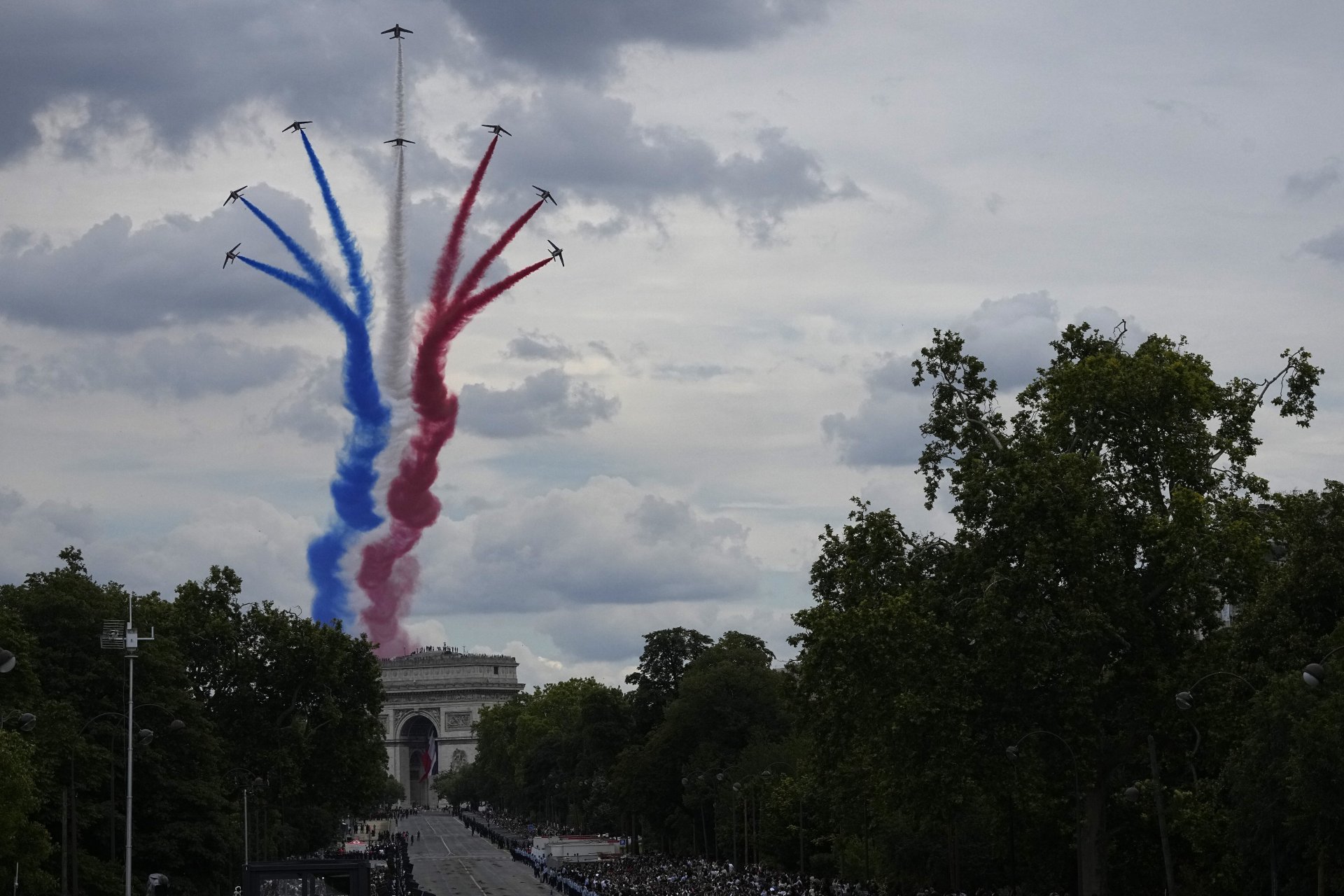 Реактивните самолети на Patrouille de France прелитат над Триумфалната арка по време на парада за Деня на Бастилията