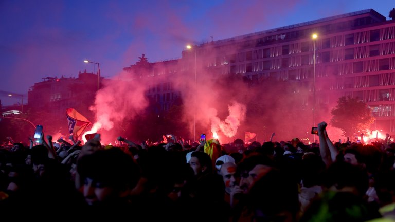 Хиляди излязоха по улиците след рекордната титла на Испания (снимки)