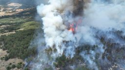 Огнен ад и в Карловско, изгоряха къщи, затворени са пътища (снимки)