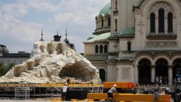 Площадът пред "Св. Александър Невски" се превръща в декор за операта "Рилският пустинник"