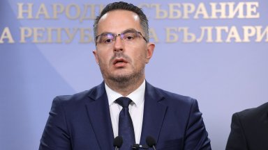 Възраждане започва да събира подписи за вот на недоверие Това