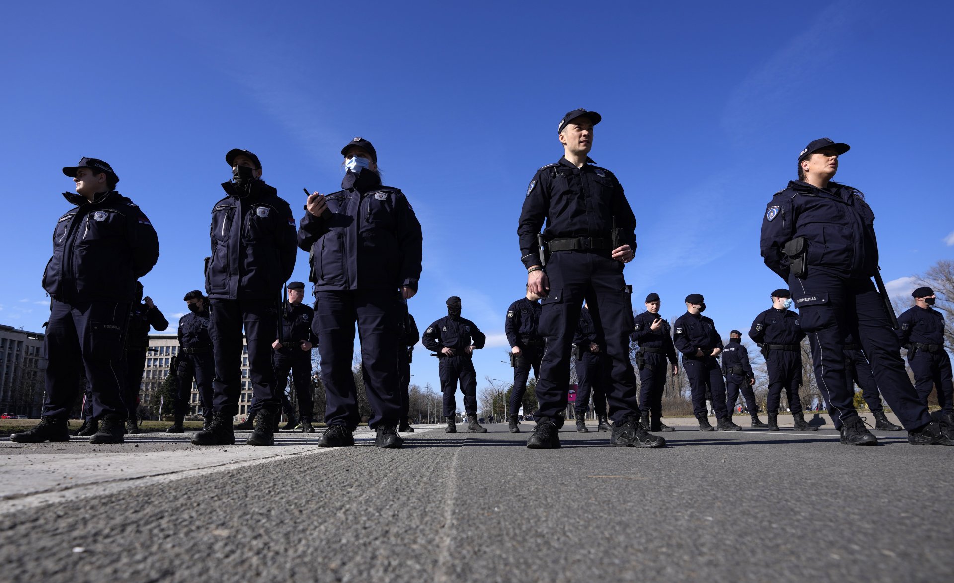 Полицейски кордон не позволява на протестиращите сръбски природозащитници да доближат мястотото, където ще се добива литий, Сърбия, 15 февруари 2022 г.