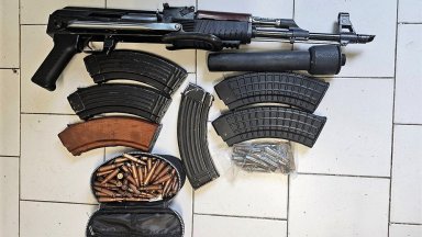 Разбиха мащабна схема за нелегална търговия с оръжие и боеприпаси, иззеха "Калашници" (снимки)