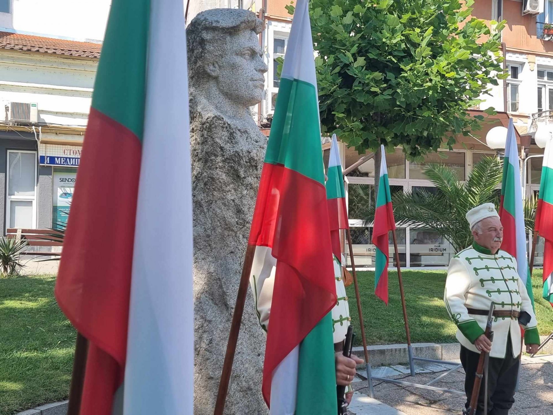 В Кюстендил церемонията започна с рецитал на младежи, а присъстващите жители на града и представители на местната власт отдадоха почит пред личността, делото и саможертвата на Апостола