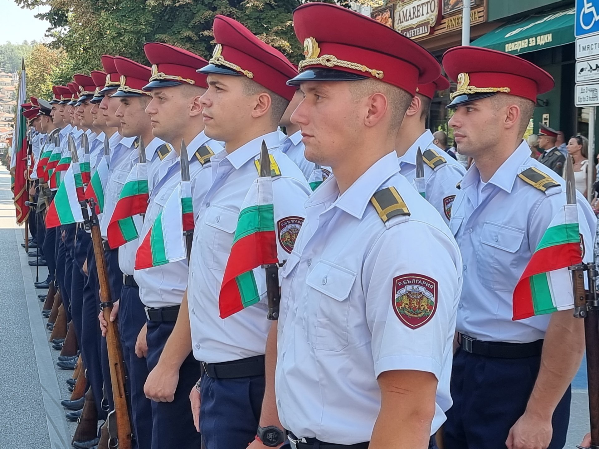 Във Велико Търново имаше военен ритуал и тържествен марш, изпълнен от курсанти от НВУ "Васил Левски"