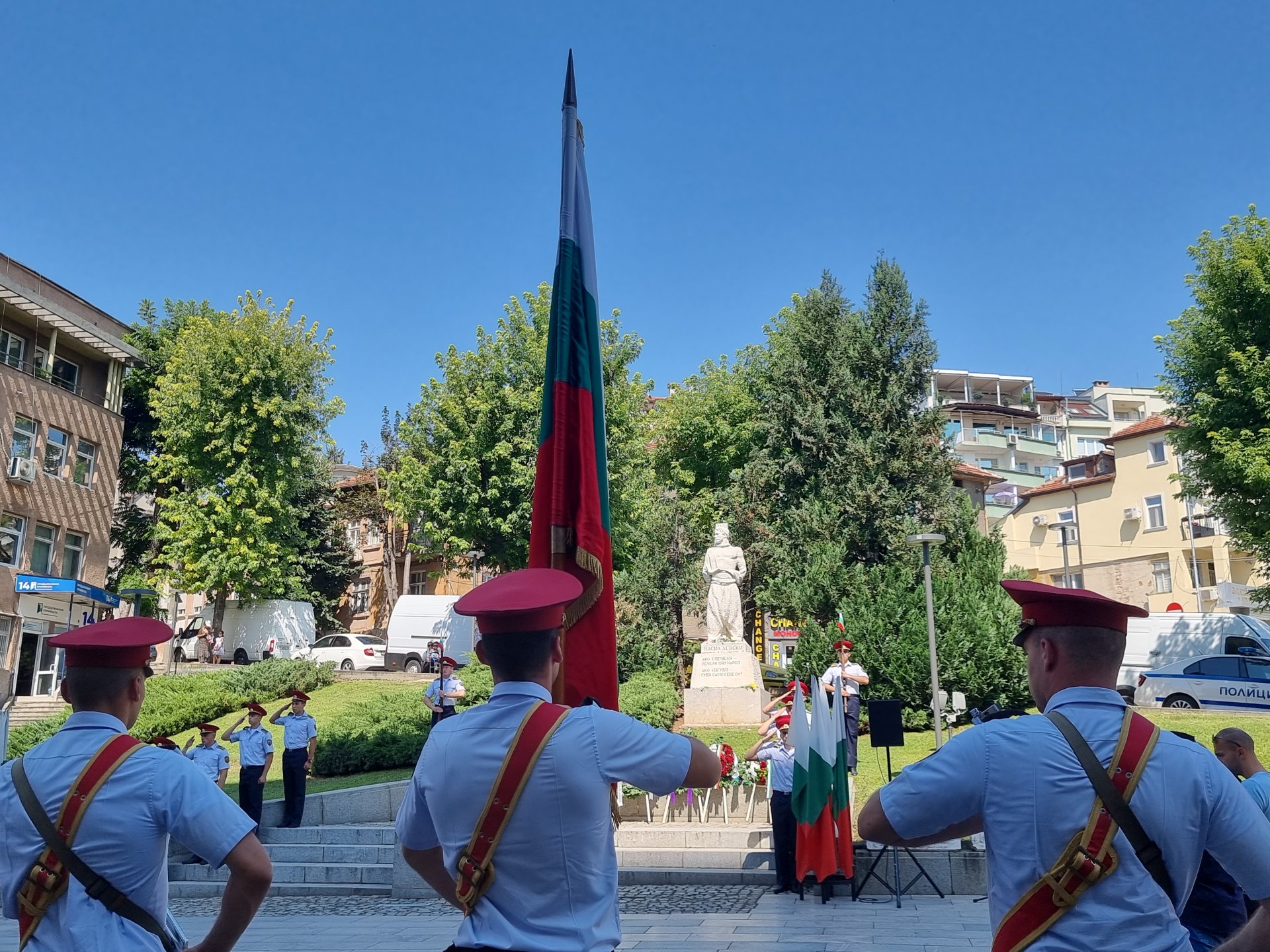 Във Велико Търново имаше военен ритуал и тържествен марш, изпълнен от курсанти от НВУ 