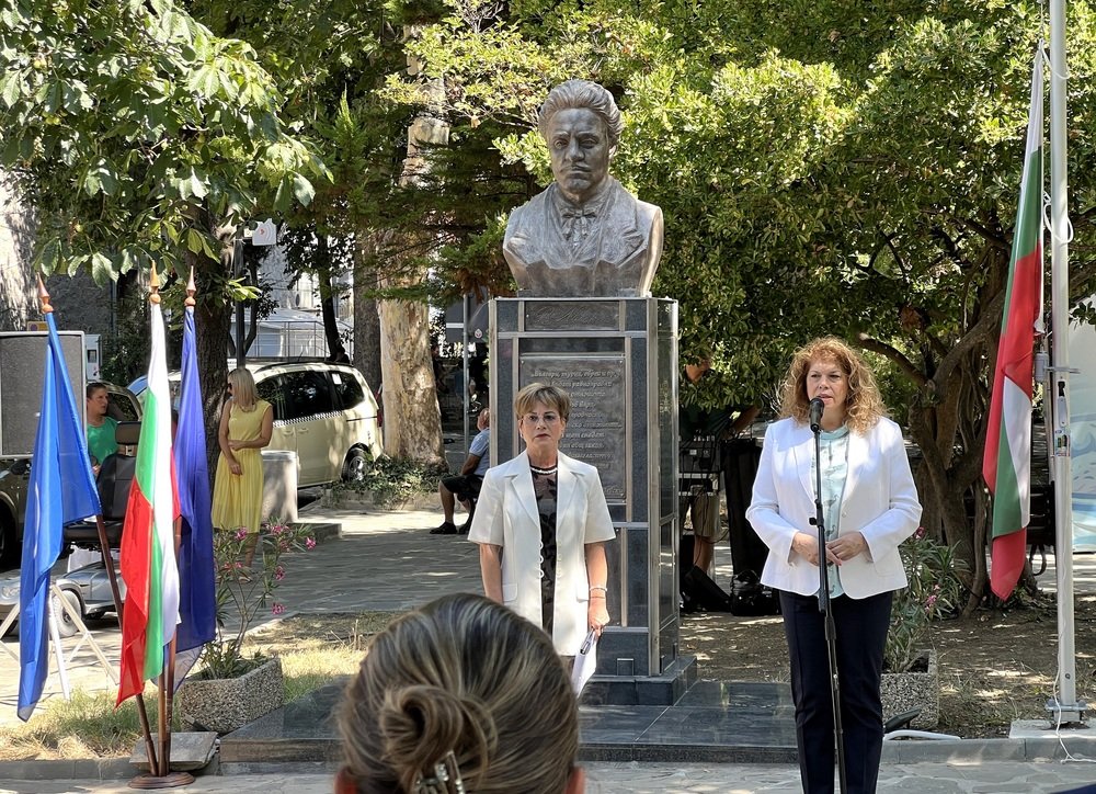 Вицепрезидентът Илияна Йотова участва в тържествената церемония в Созопол 