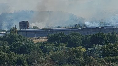 Избухна голям пожар и на входа на Харманли, копаят просеки, за да не влезе в града