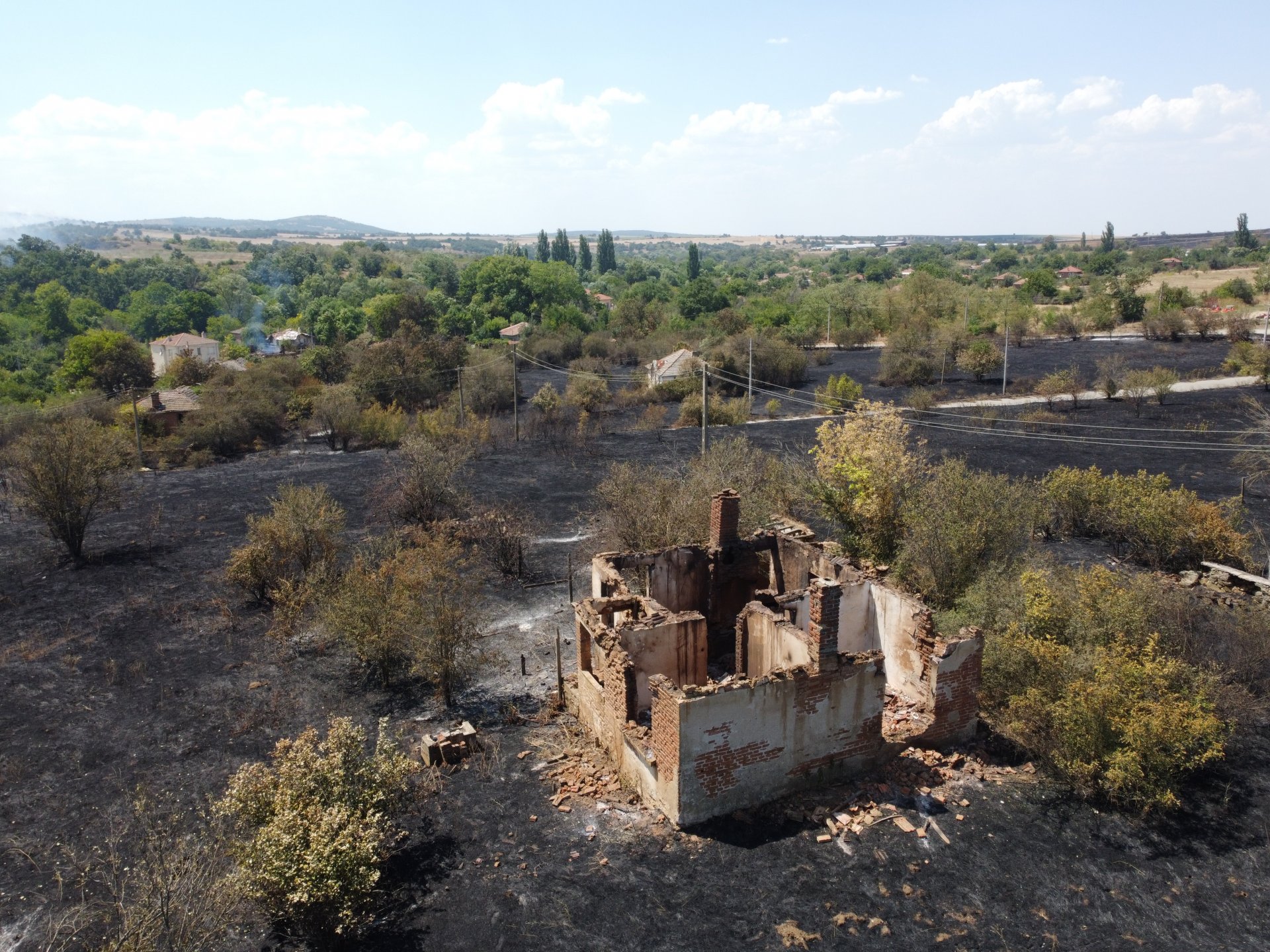 На втория ден, огънят удря воден от юг и от запад