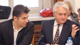 ПП-ДБ викат шефа на ДАНС в НС: Натиснат ли е за оставка по схемата "сина на Джевдет Чакъров"