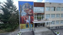 Стенопис на цар Симеон Велики, дело на Насимо, краси фасадата на едноименно училище в Търговище