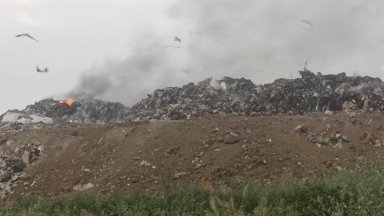 Пожарът в депото за отпадъци в Русе е засегнал площ от близо 200 кв. м