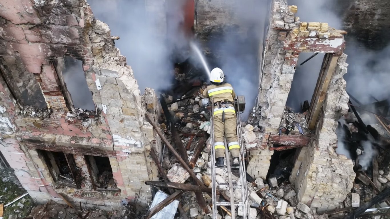 Руска ракета порази детска площадка и взе три жертви в Николаев