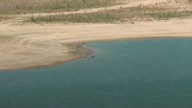 Рибата в язовир Пясъчник край Пловдив масово измира, сушата свали рязко нивото на водата  