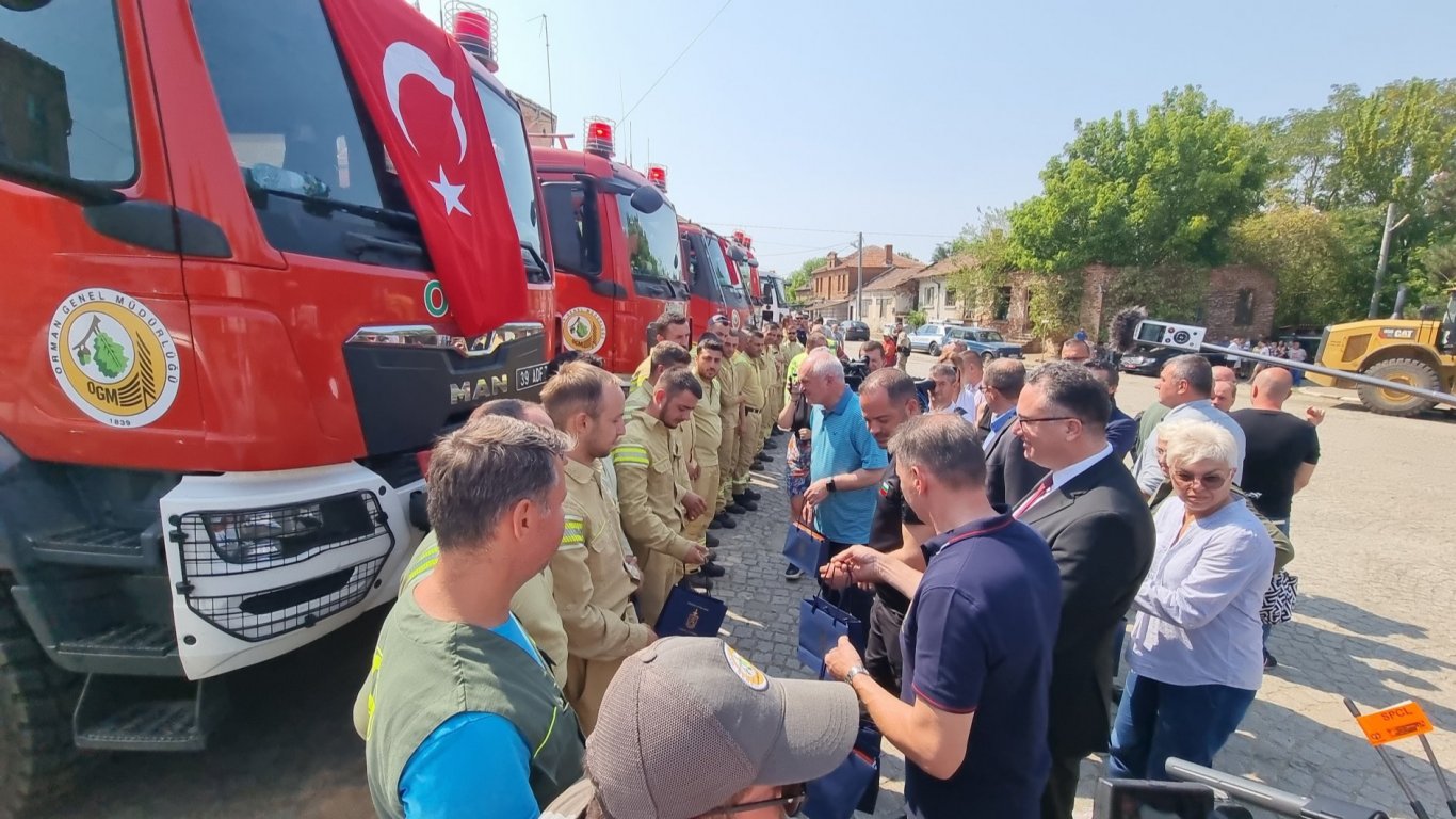 Край Воден още гори гората, но местните вече имат мобилна връзка и контейнери (видео/снимки)