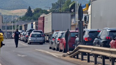 Изграждат държавни буферни паркинги на ГКПП-тата срещу километричните опашки