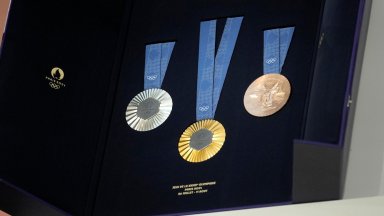 Париж показа медалите за игрите с късчета от Айфеловата кула