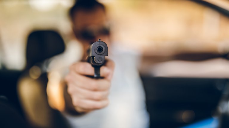 Шофьор заплаши с пистолет друга кола в Пловдив, арестуваха го