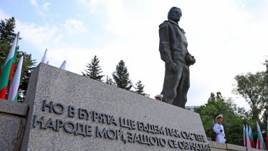С венци, цветя и военни почести България отбеляза 82 г. от разстрела на Вапцаров
