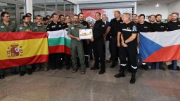 С вино, мед и лютеница Калин Стоянов изпрати чуждите екипи, помогнали в гасенето на пожарите