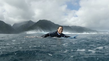 Като в приказка: Сърфистите тестваха олимпийските вълни в Таити (Галерия)