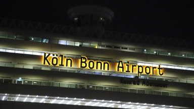 Трафикът на летището Кьолн/Бон беше възобновен, след като екоактивисти се залепиха за пистата (снимки)