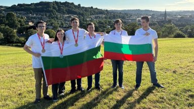 Младите ни математици спечелиха 5 медала на Олимпиадата във Великобритания