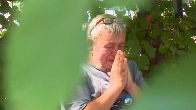 Зов от помощ: Мъж от Варна живее на пейка пред спешния център в града
